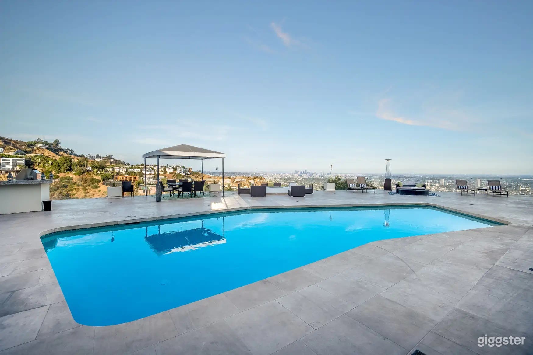 SLEEK ESTATE POOL : SKYLINE SOLSTICE Photo 1