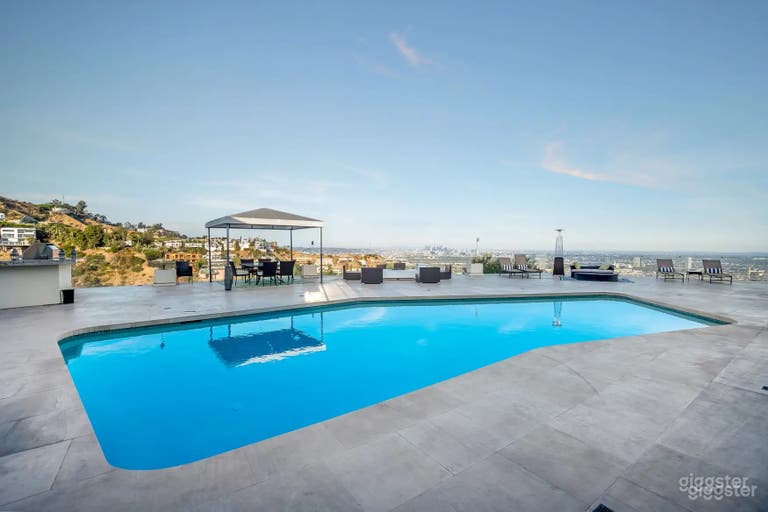  PISCINA DI LUSSO DELLA TENUTA: SOLSTIZIO DELLO SKYLINE 