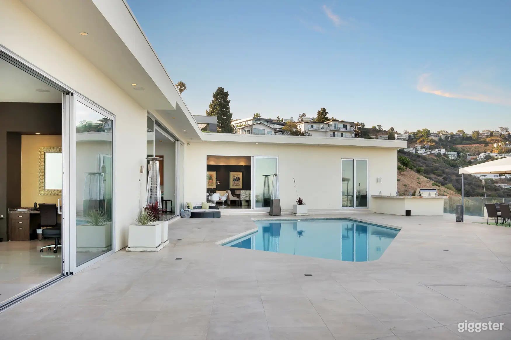 SLEEK ESTATE POOL : SKYLINE SOLSTICE Photo 2