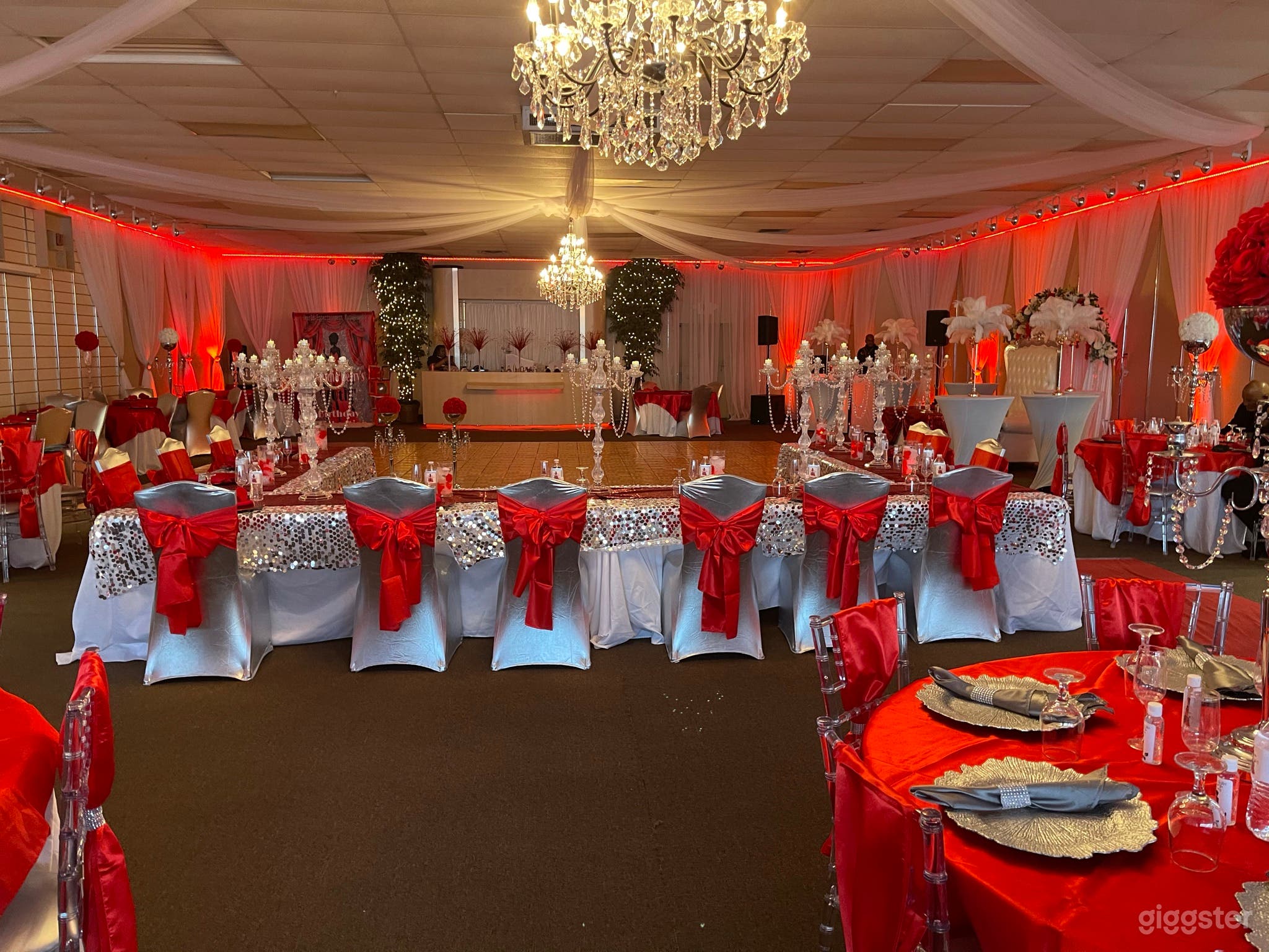 Beautiful spacious ballroom with large dance floor Photo 2