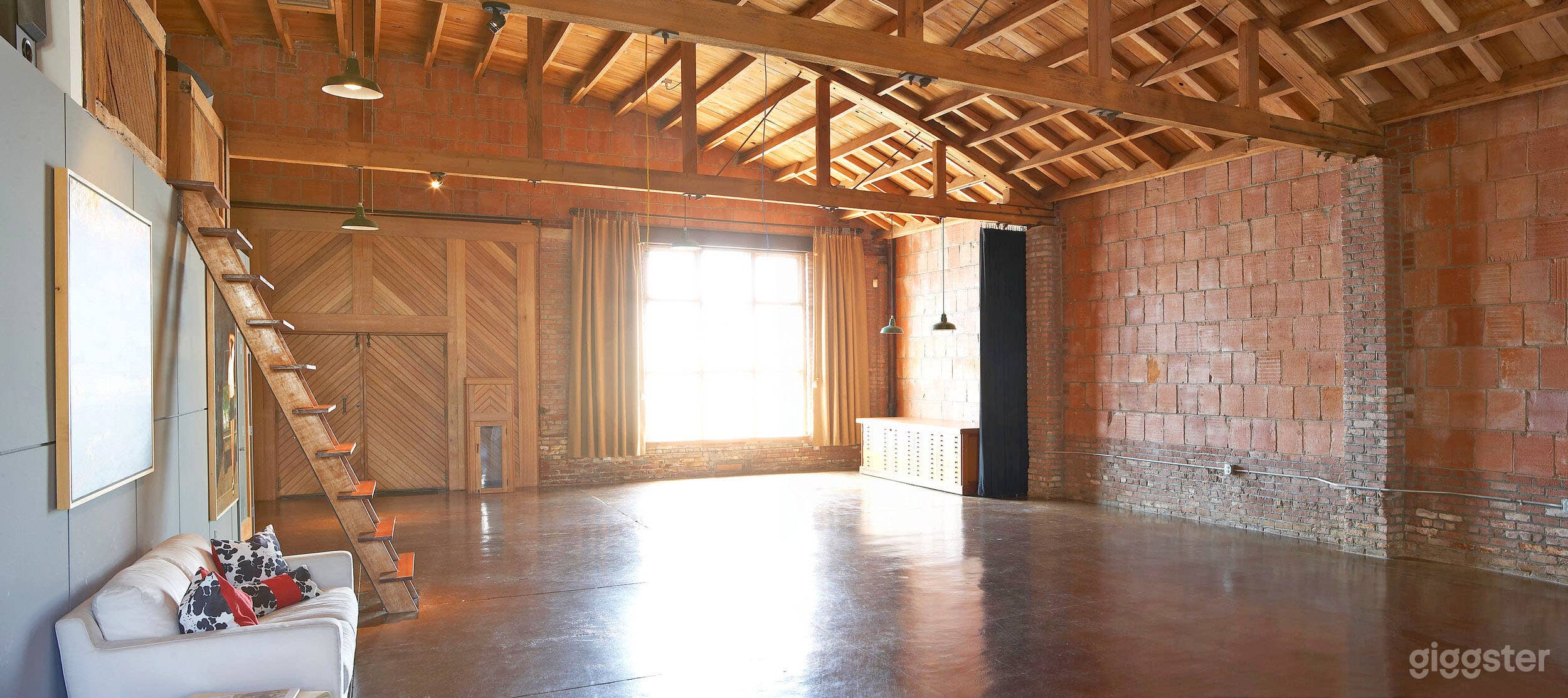 Historic Brick Studio with Great Audio Quality Photo 2