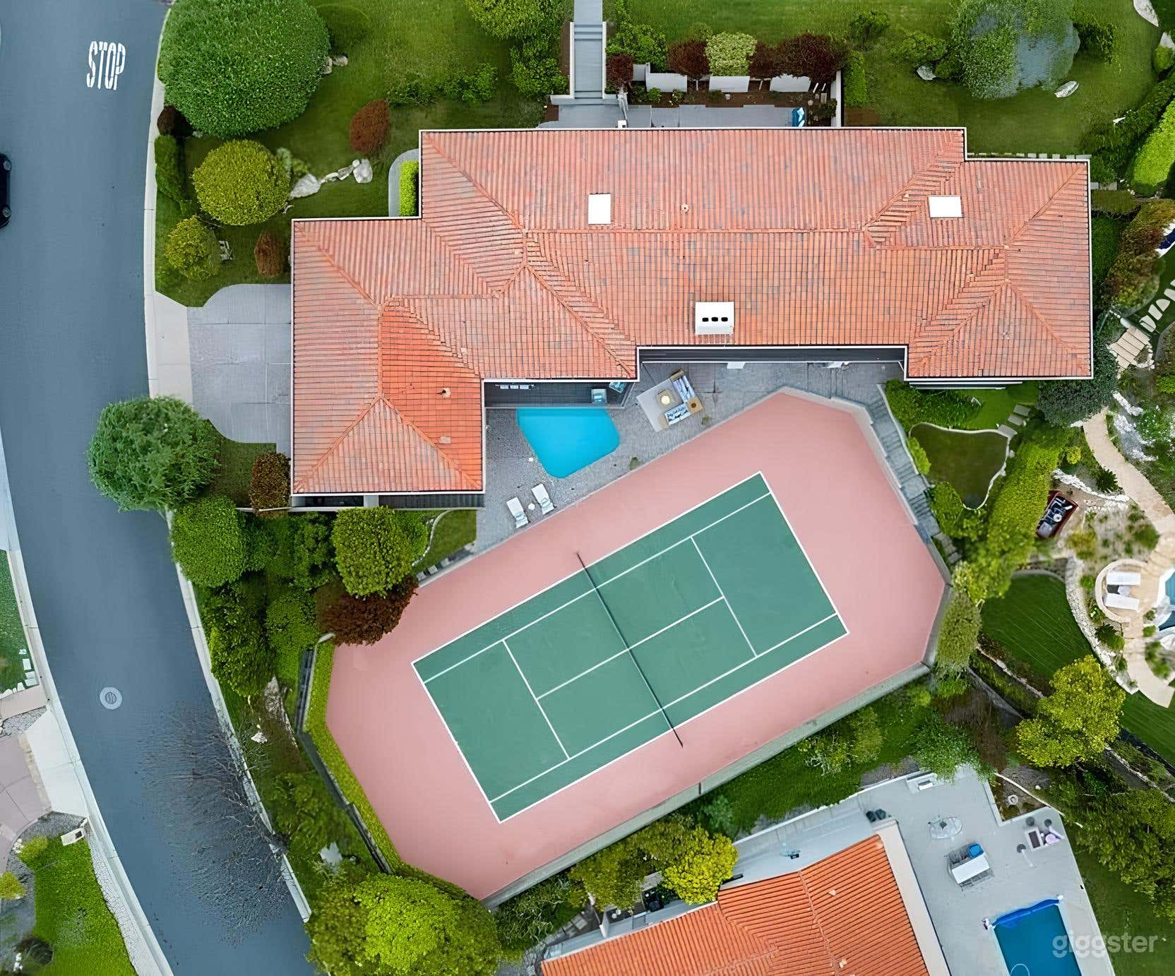 Spacious Tennis Court Photo 4