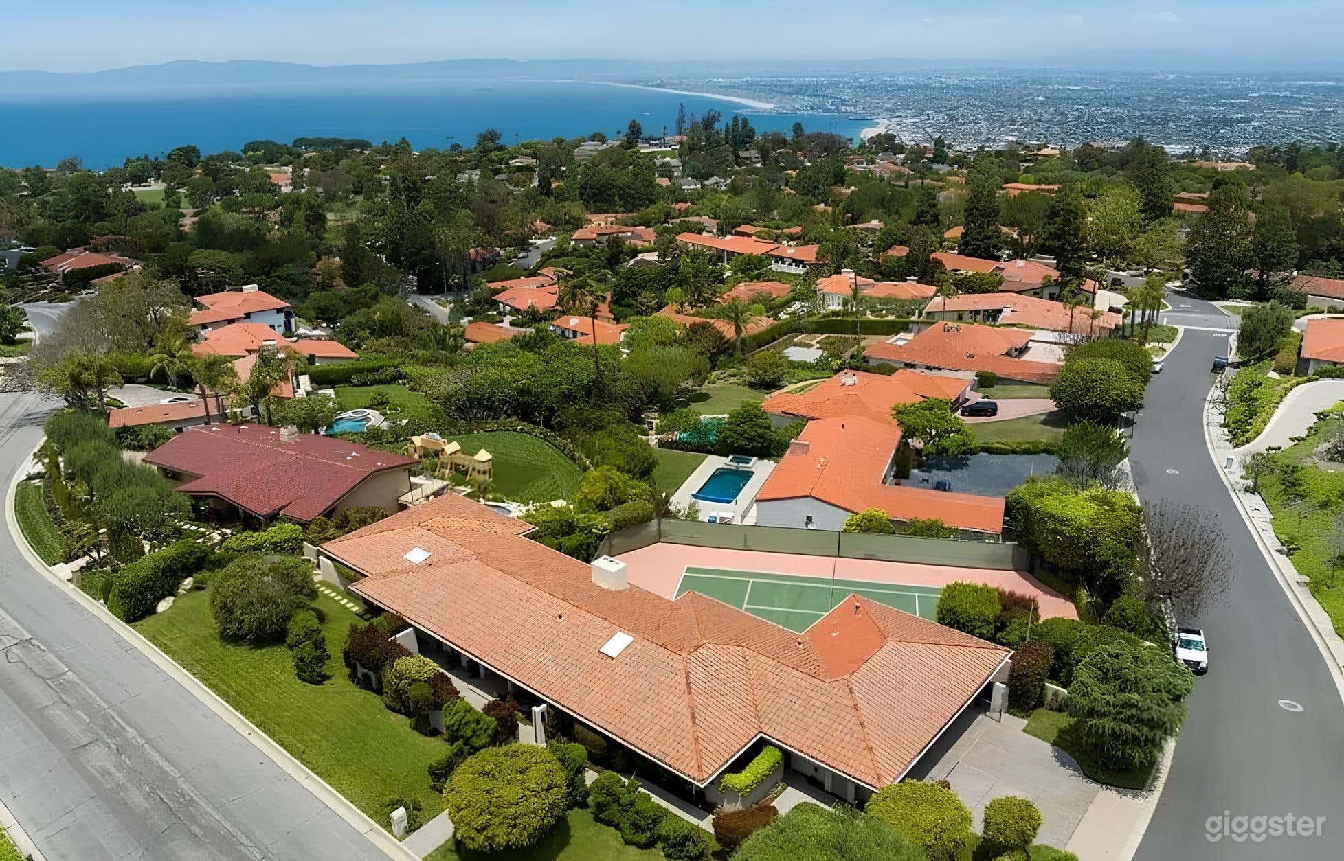Spacious Tennis Court Photo 3