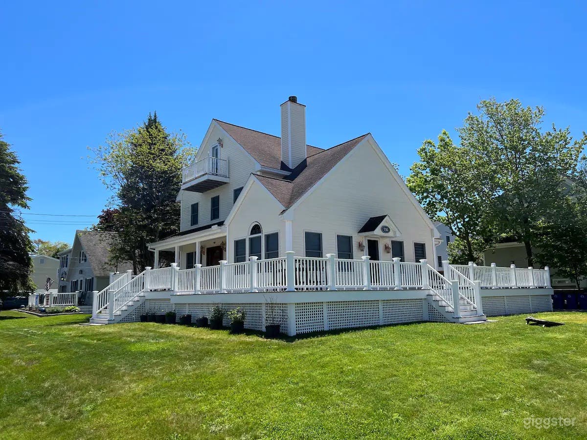 The Razzle Dazzle Beach Getaway House  Photo 1