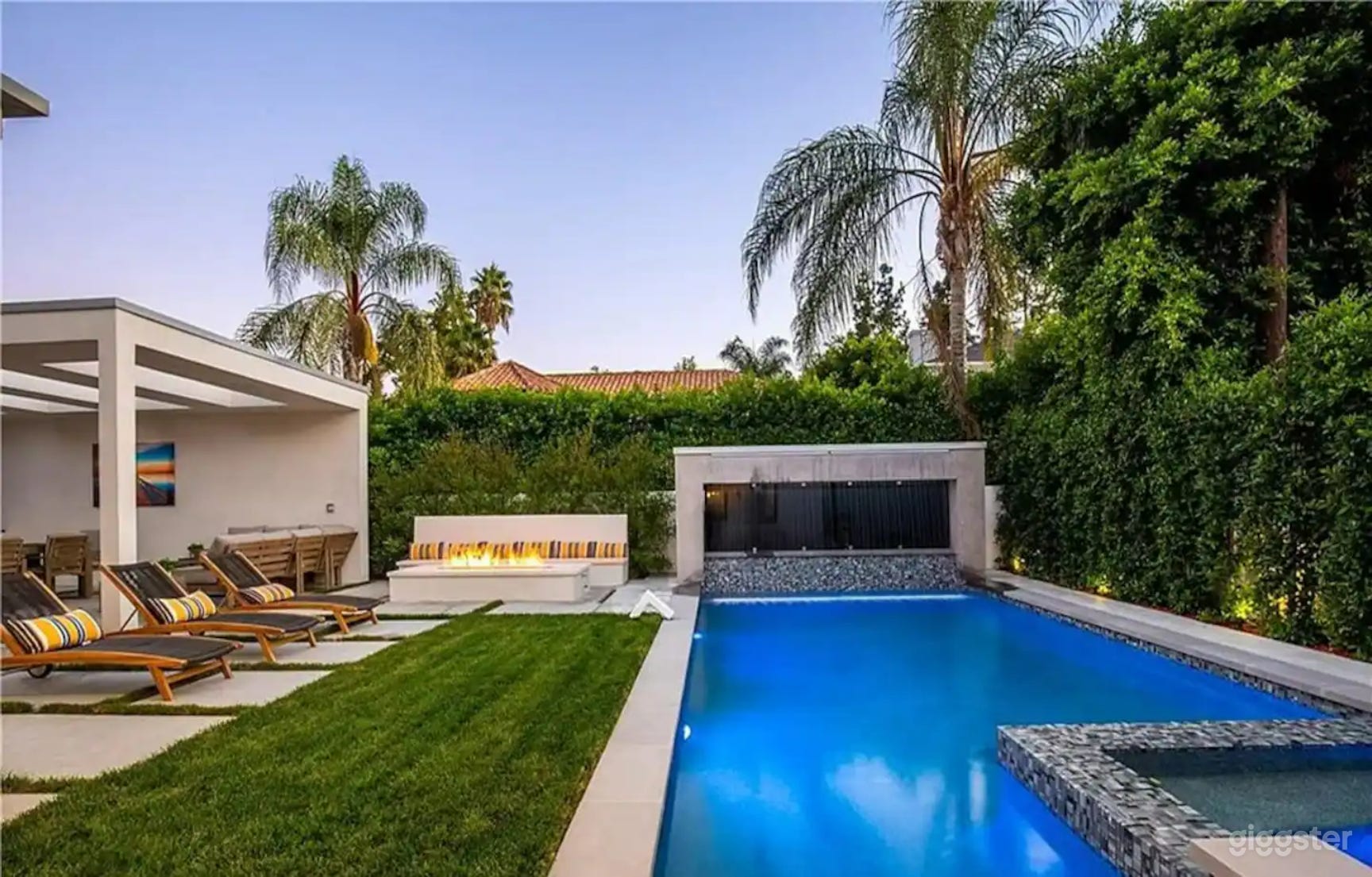 MODERN CUMPSTON VILLA/ LAP POOL/ FIRE FEATURE Photo 4