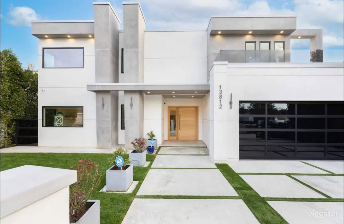 MODERN CUMPSTON VILLA/ LAP POOL/ FIRE FEATURE Photo 2