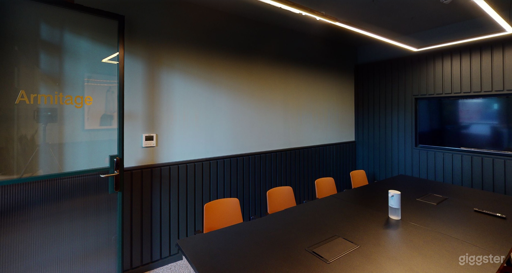 The Armitage Room Good for 8 Persons Photo 4