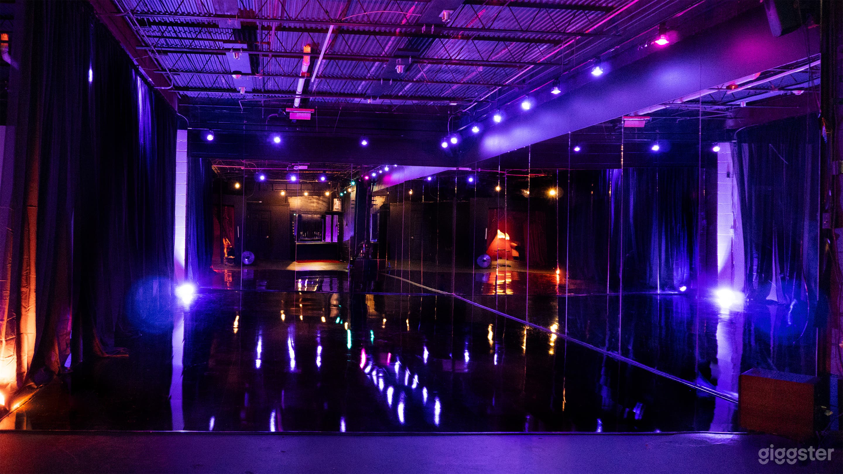 Content &amp; Dance Mirror Immersive Space Photo 3