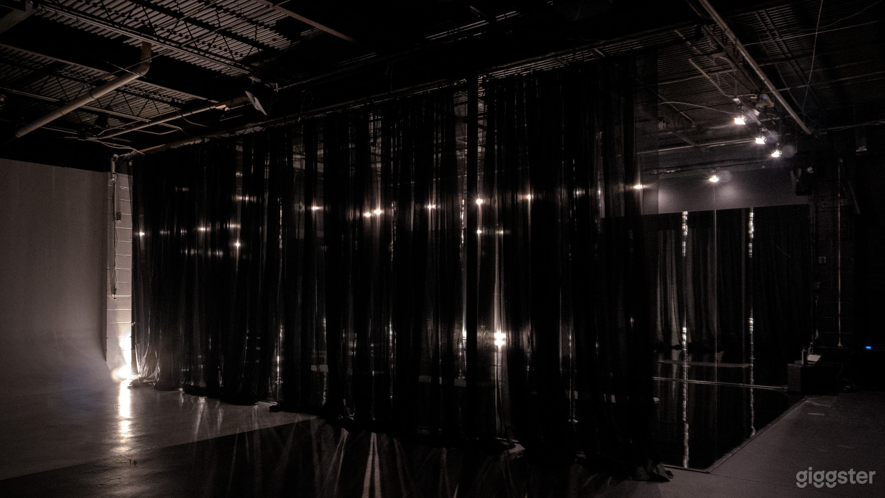 Content &amp; Dance Mirror Immersive Space Photo 2