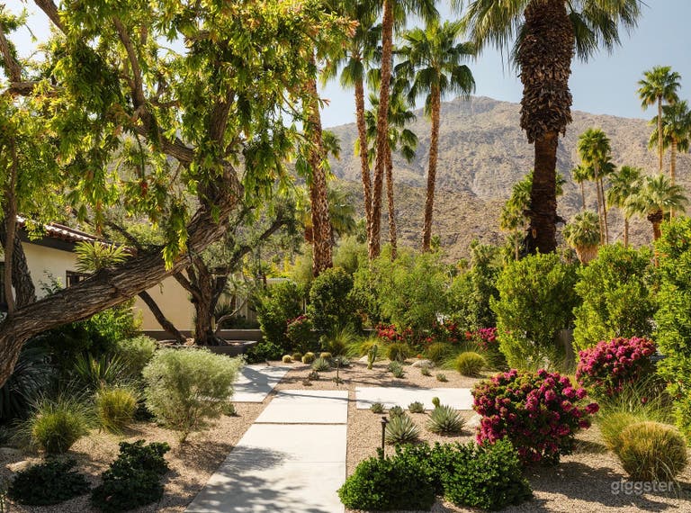  Front of house with mountain view 