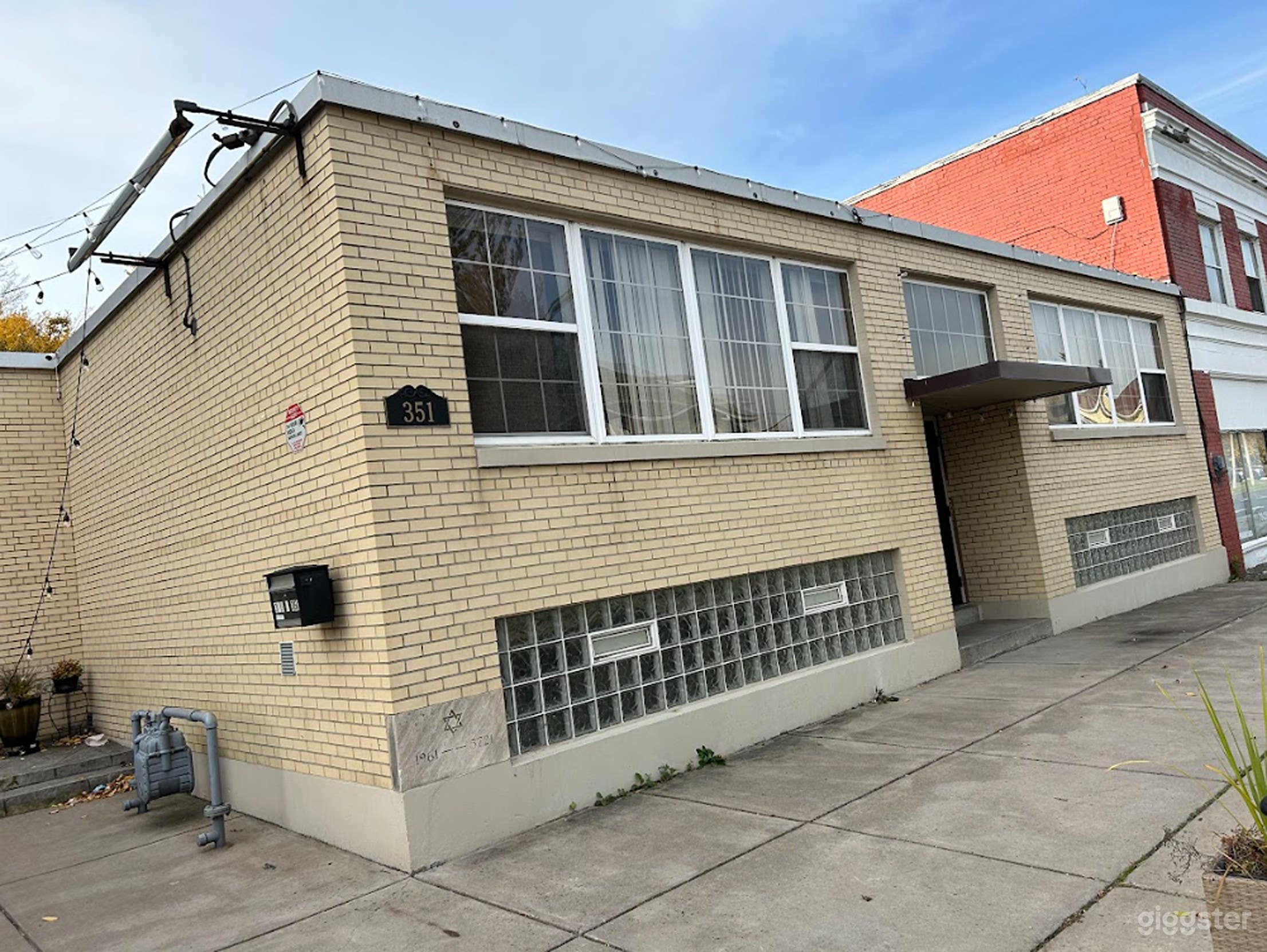 Versatile Outdoor Space &amp; Parking Area Photo 3