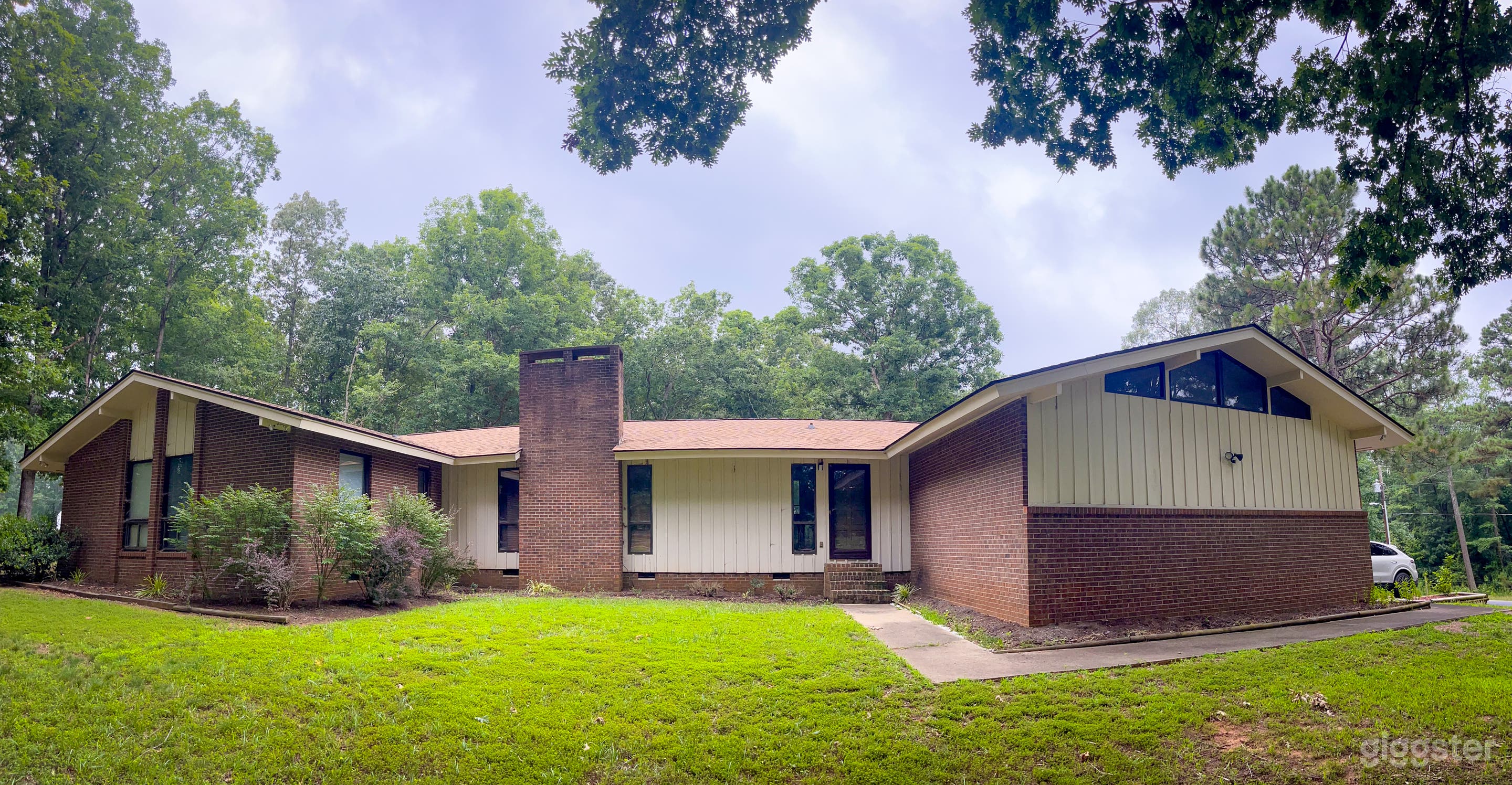 70's modern ranch home with tons of land for parking and load ins