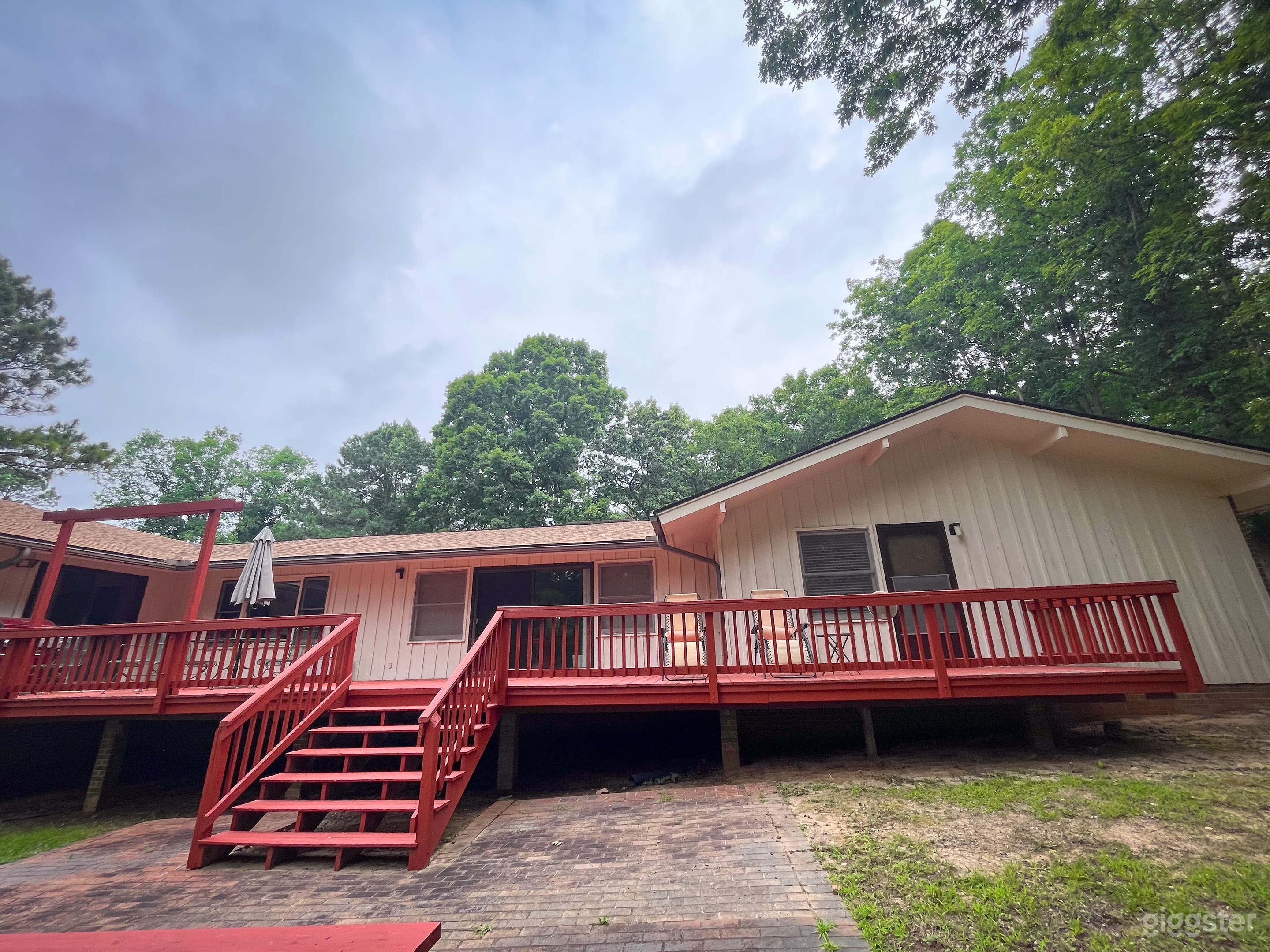 Expansive 70s ranch home, lake and large pasture.  Photo 4