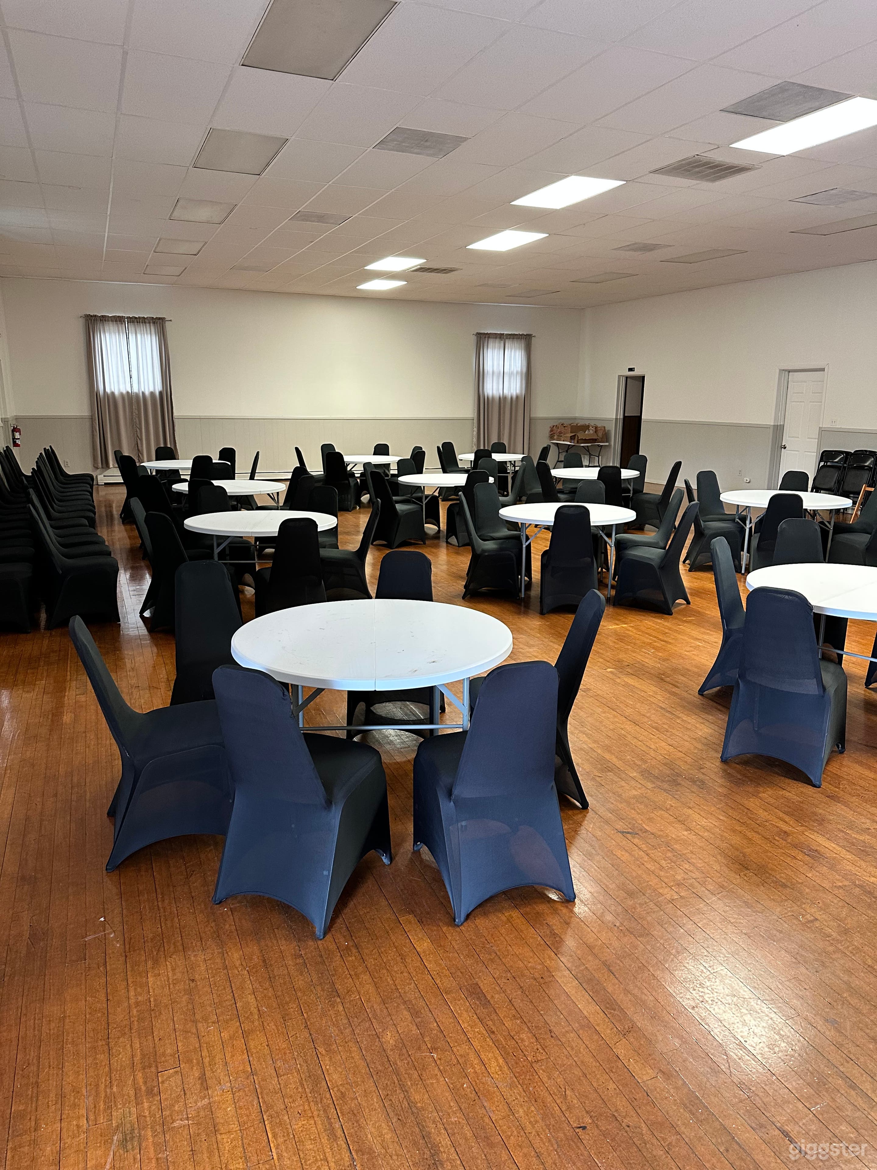 Spacious Versatile Event Venue & Chapel & Kitchen Photo 3