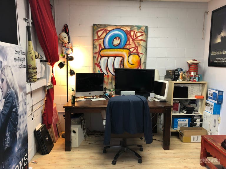  Office one. Can be used for filming and casting. 