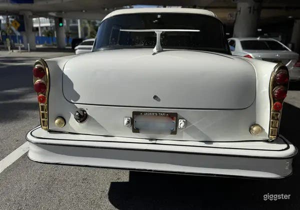  Limousine Checker Cab 1983 - blanc avec garniture dorée et intérieur blanc 