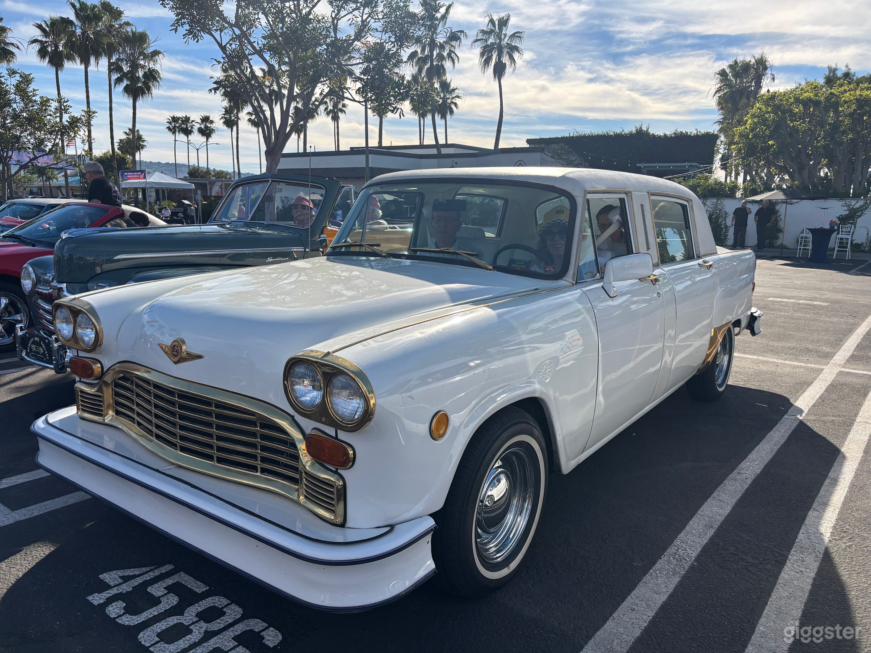 1983 Checker Cab Limo - white w/ gold trim & white interior Photo 1