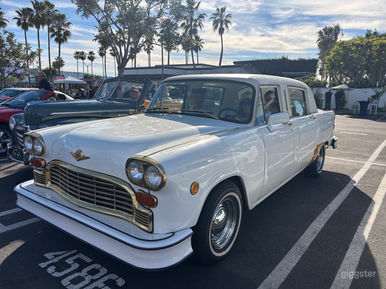  Limousine Checker Cab 1983 - blanc avec garniture dorée et intérieur blanc 