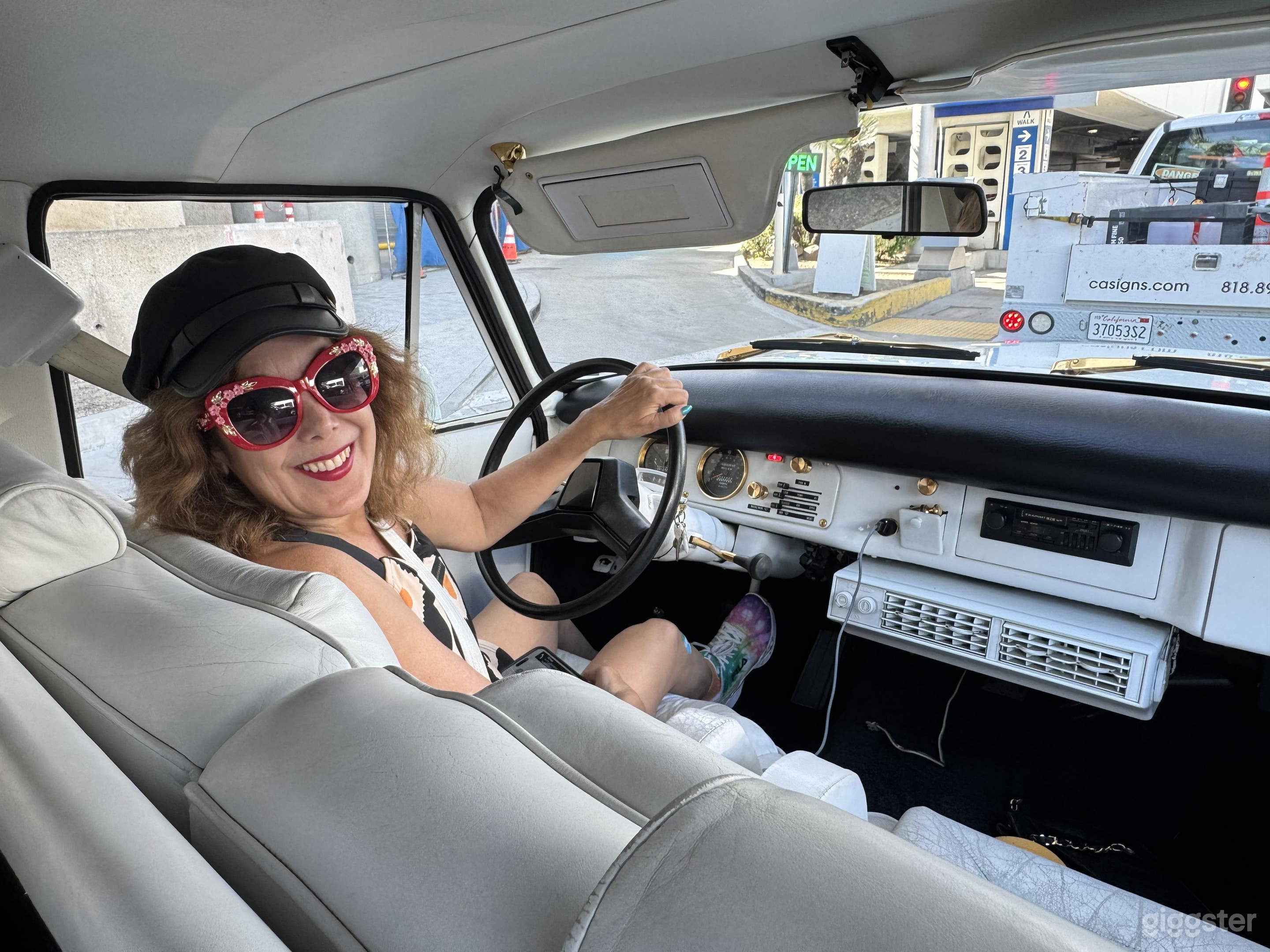 1983 Checker Cab Limo - white w/ gold trim & white interior Photo 3