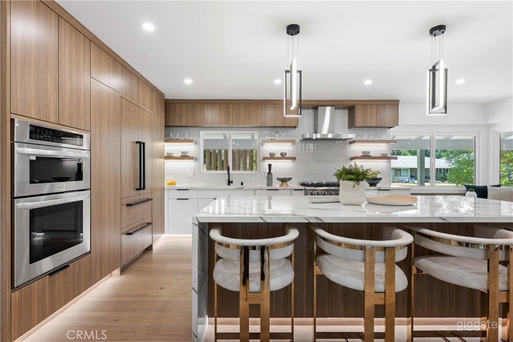 Spacious &amp; Luxurious Mid Century Modern Home Hills Photo 3