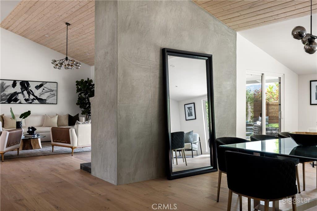 Spacious &amp; Luxurious Mid Century Modern Home Hills Photo 4