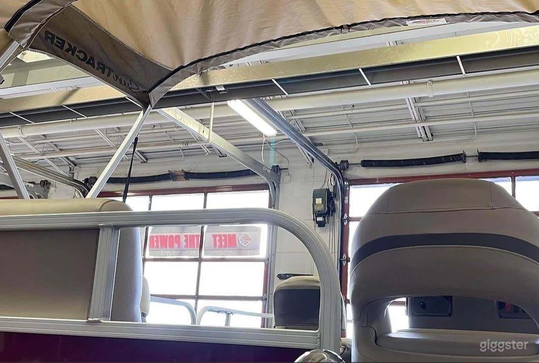 Boat with Spacious and Stable Platform Photo 4