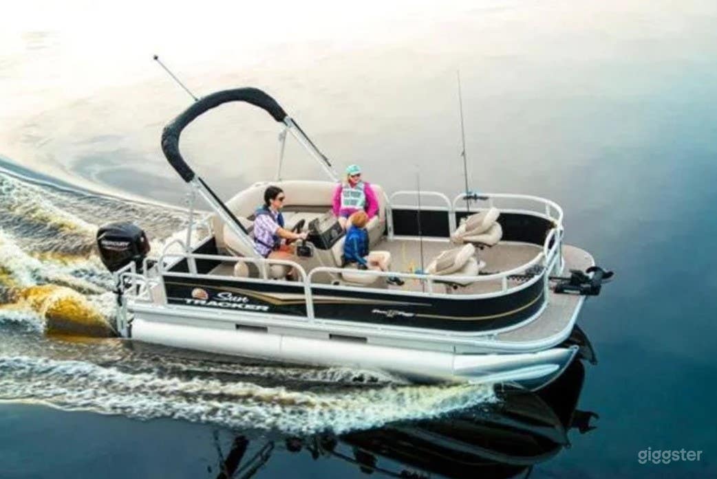 Boat with Spacious and Stable Platform Photo 2