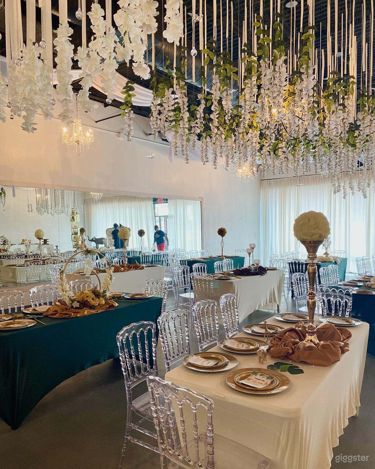 2200 SQFT Floral Room Photo 2