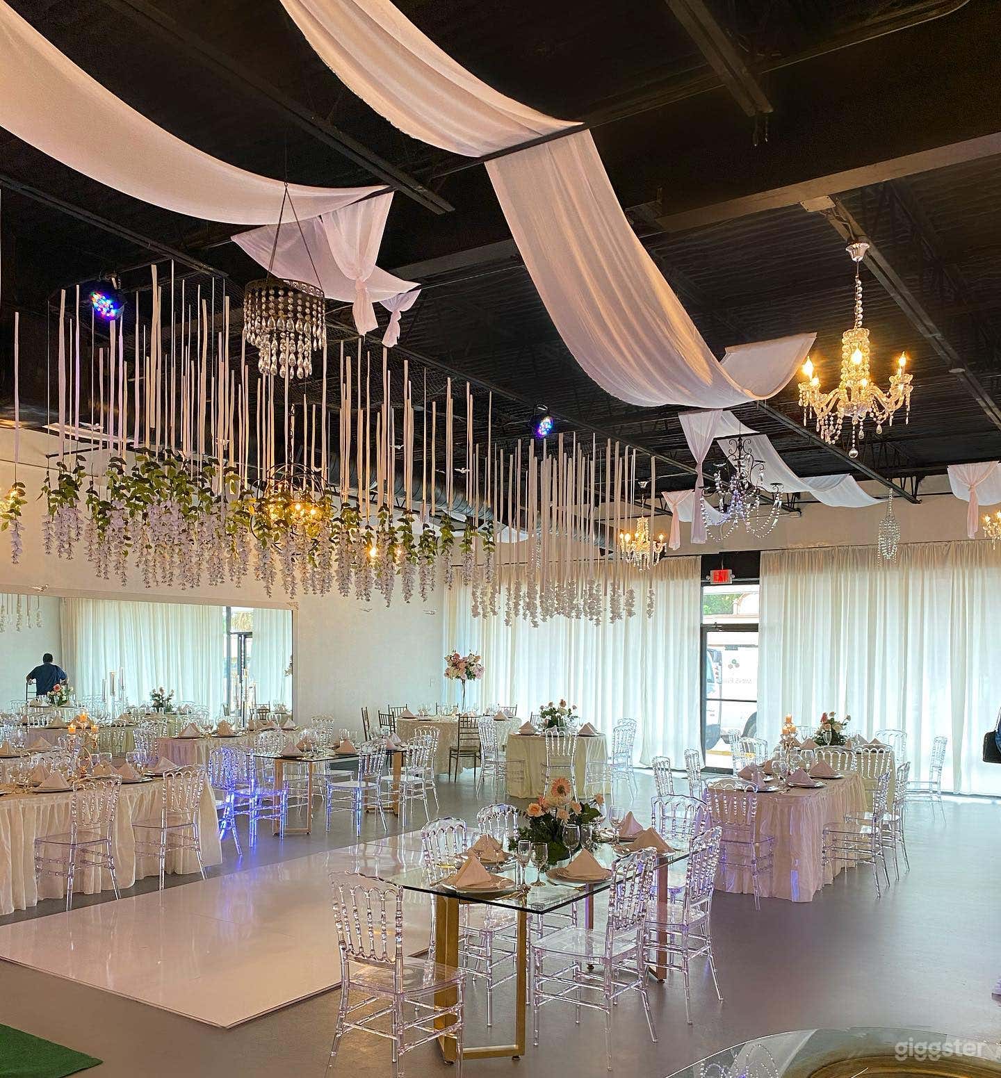 2200 SQFT Floral Room Photo 1