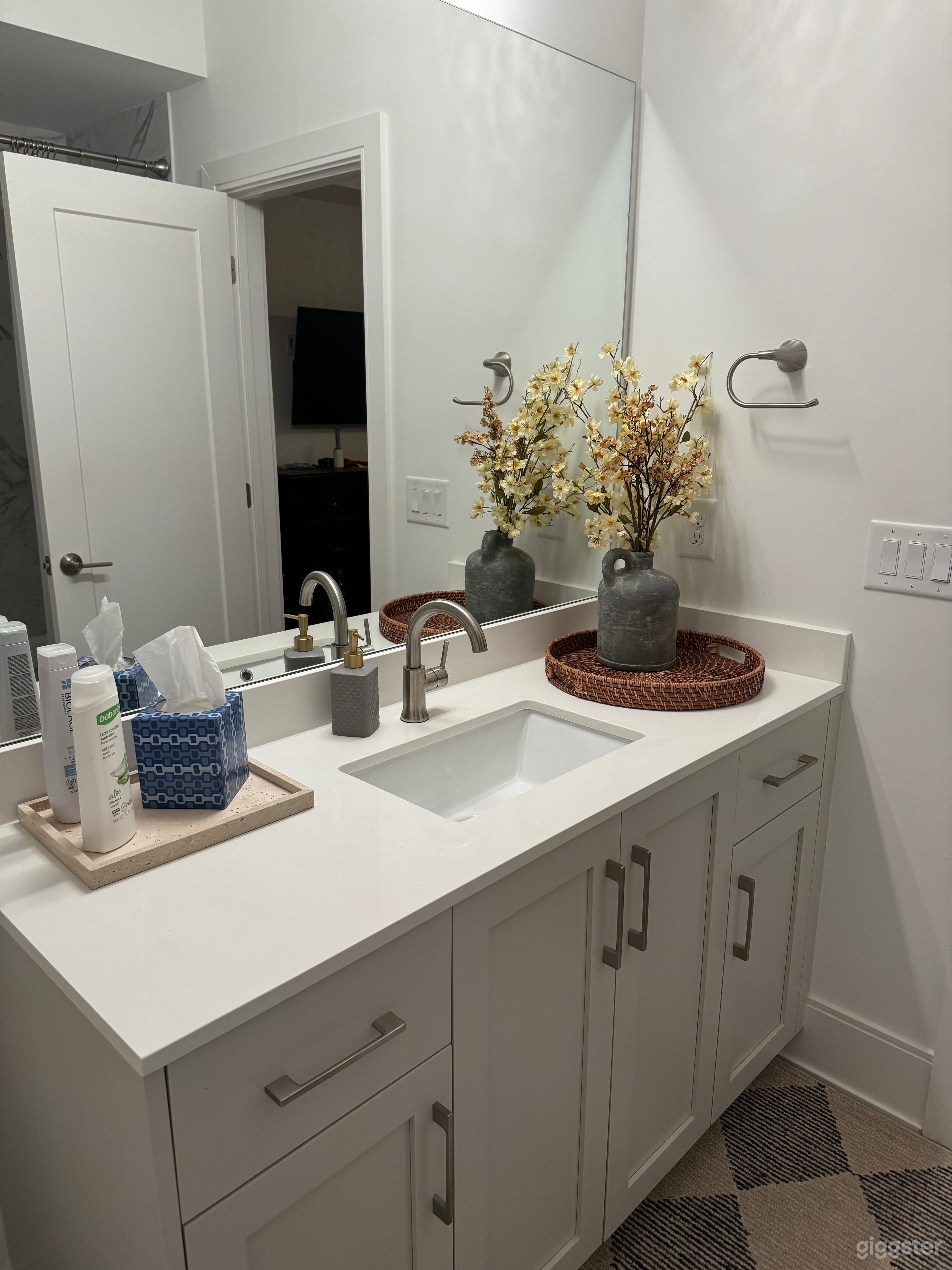 Stunning townhome with rooftop views Photo 3