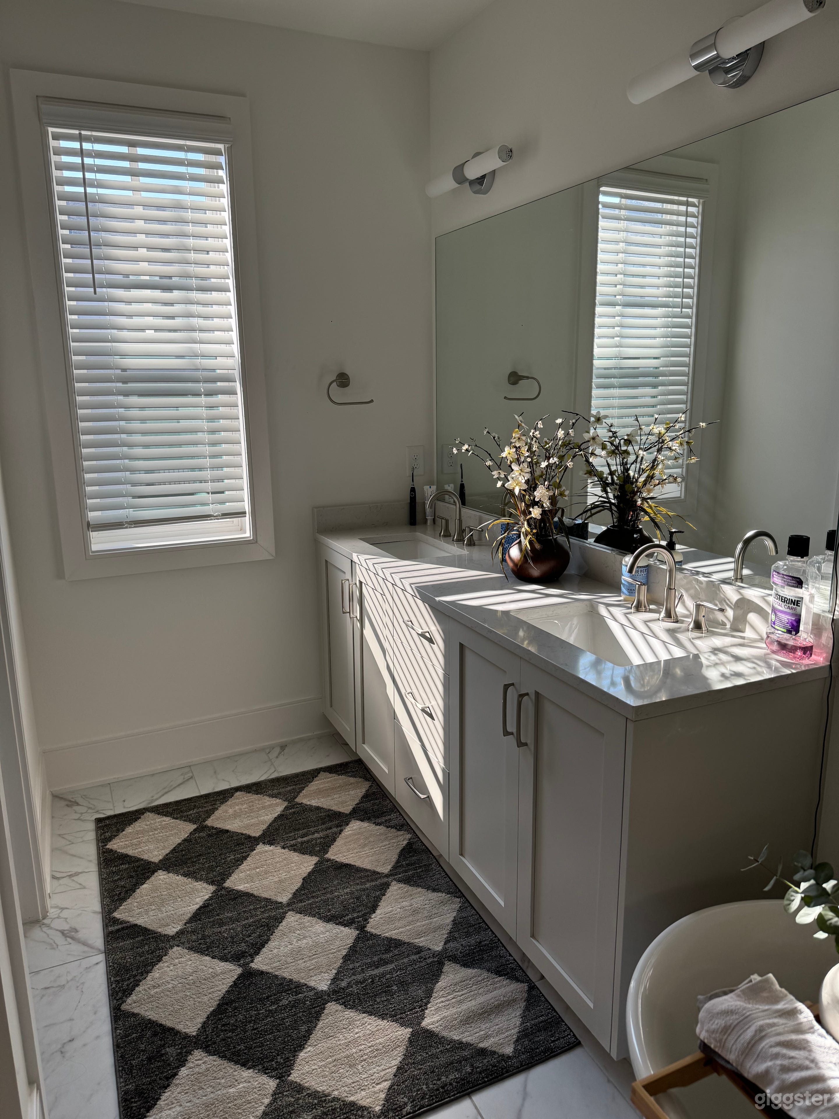 Stunning townhome with rooftop views Photo 4