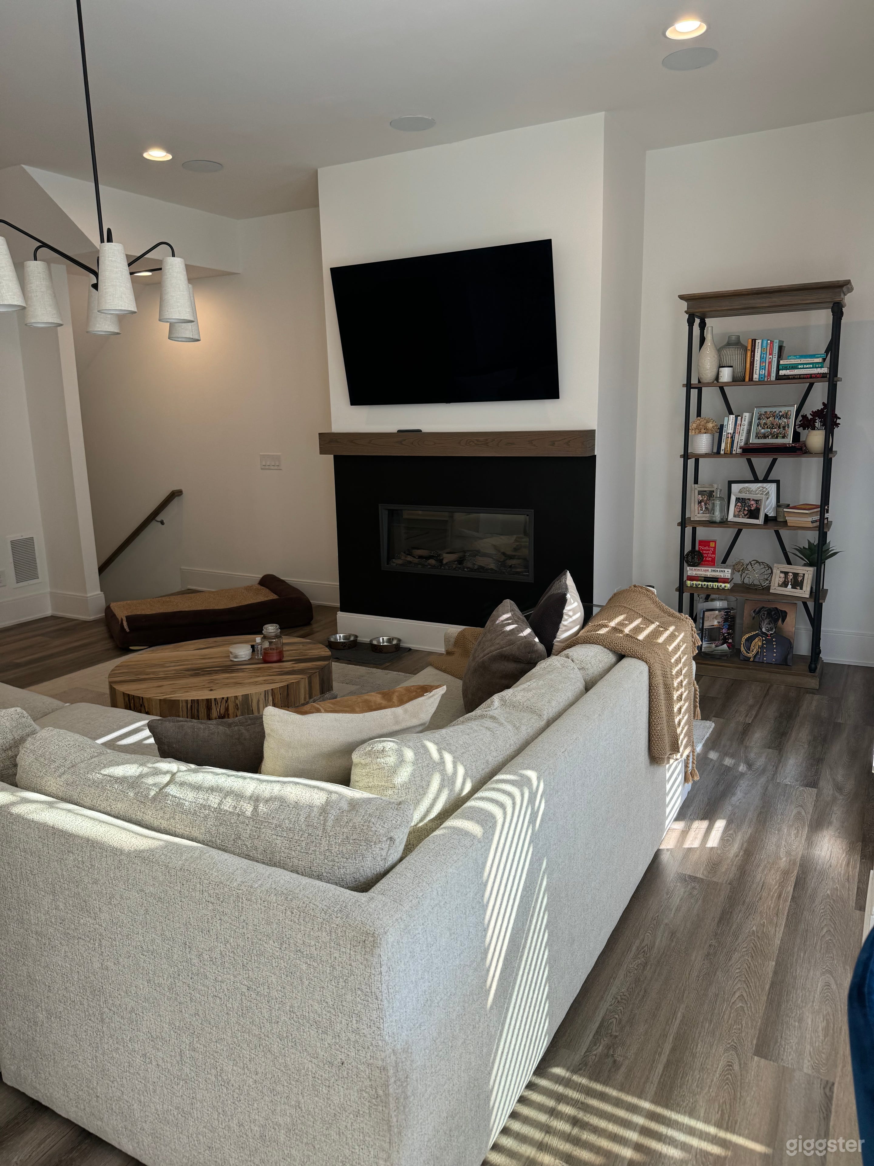 Stunning townhome with rooftop views Photo 2