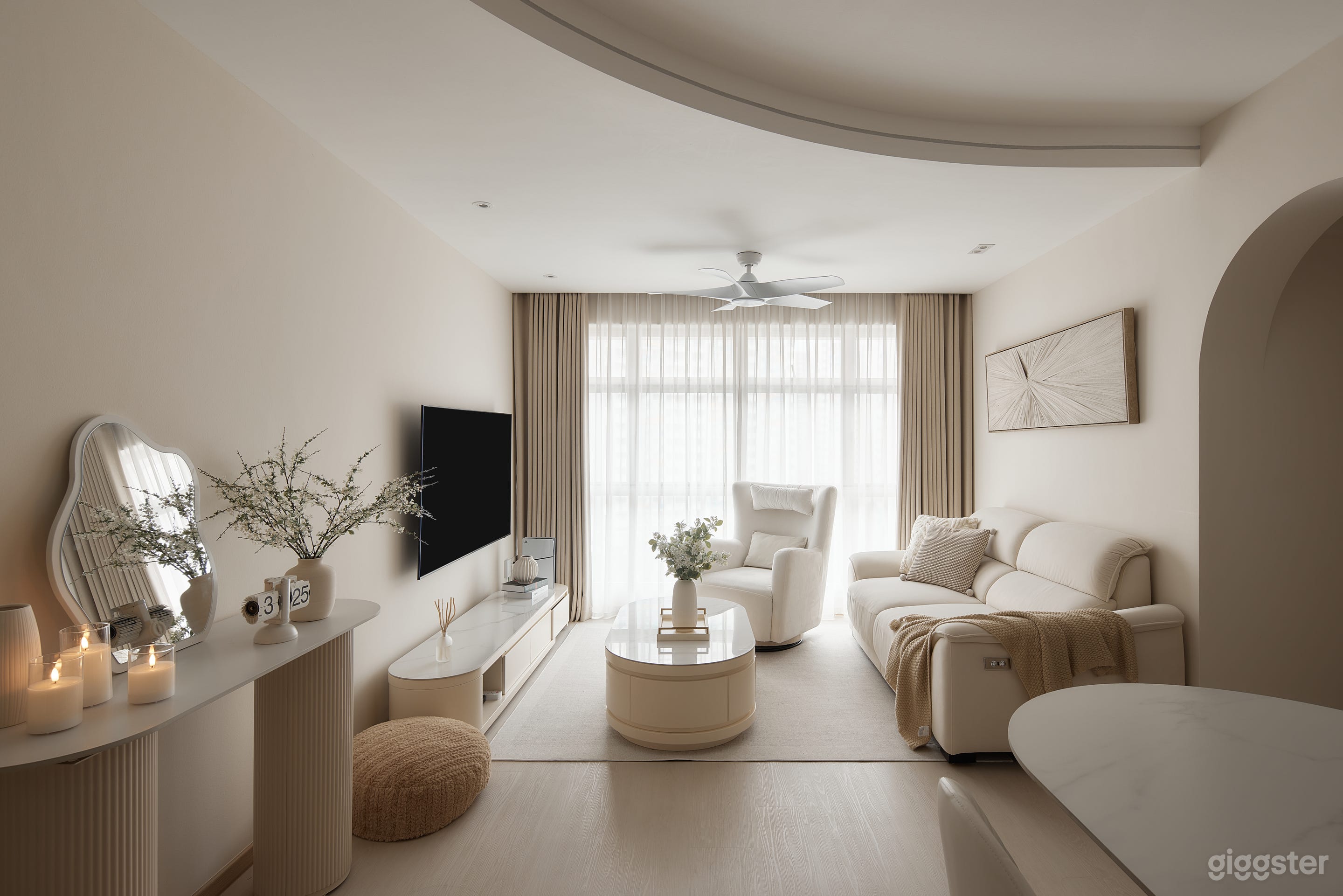Bright and airy perfect for filming Photo 1
