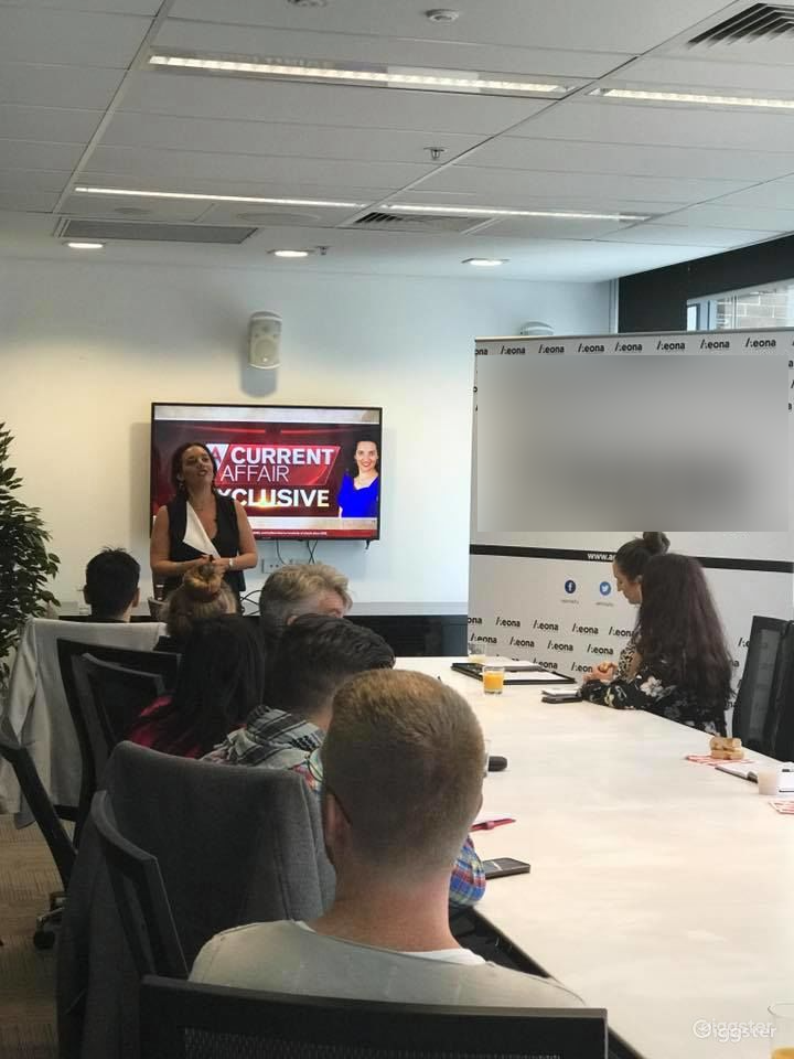  17-Person Conference Room 