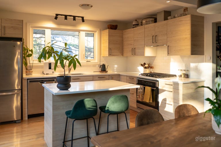  Erdige moderne Küche mit natürlichem Licht 