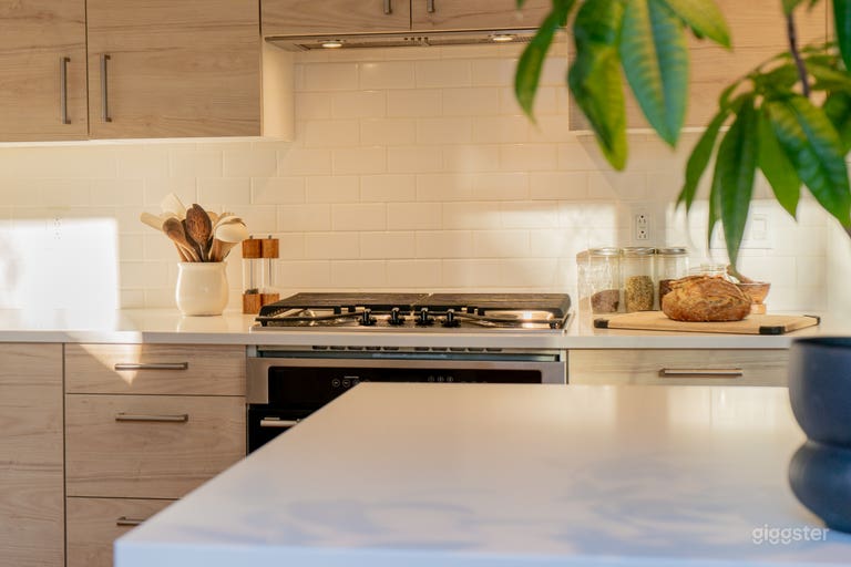  Erdige moderne Küche mit natürlichem Licht 