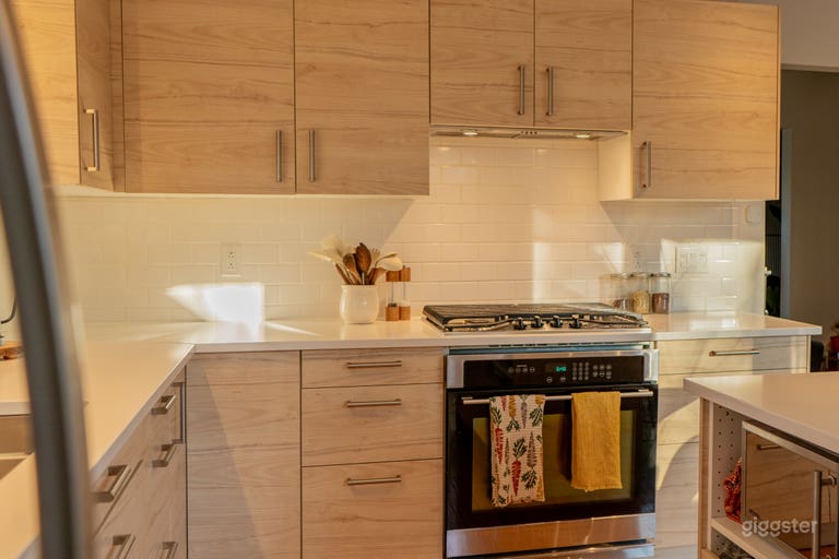  Erdige moderne Küche mit natürlichem Licht 