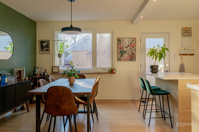  Erdige moderne Küche mit natürlichem Licht 