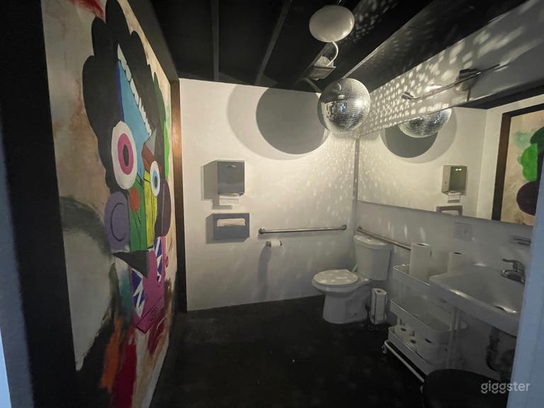  Large creative studio space w drive in garage 