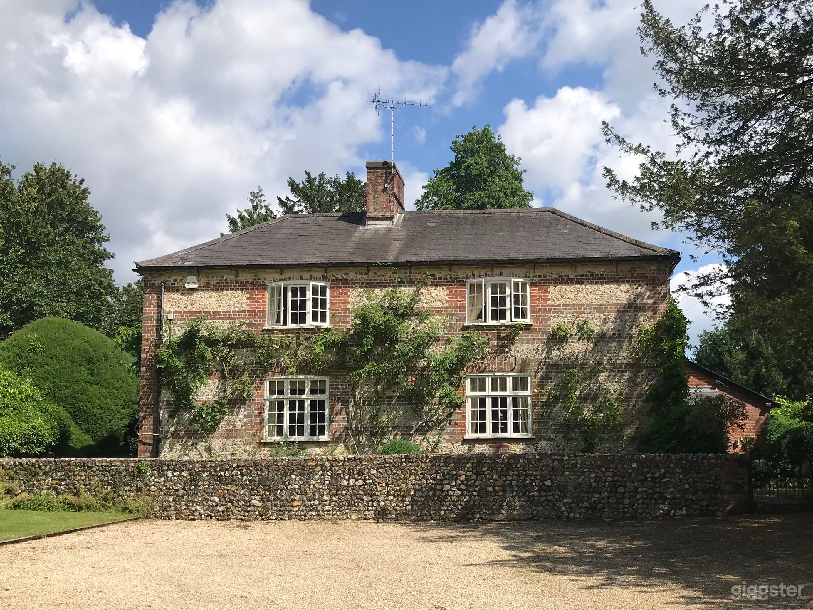 Wild Meadow House with Gypsy Caravan and Stream Photo 2