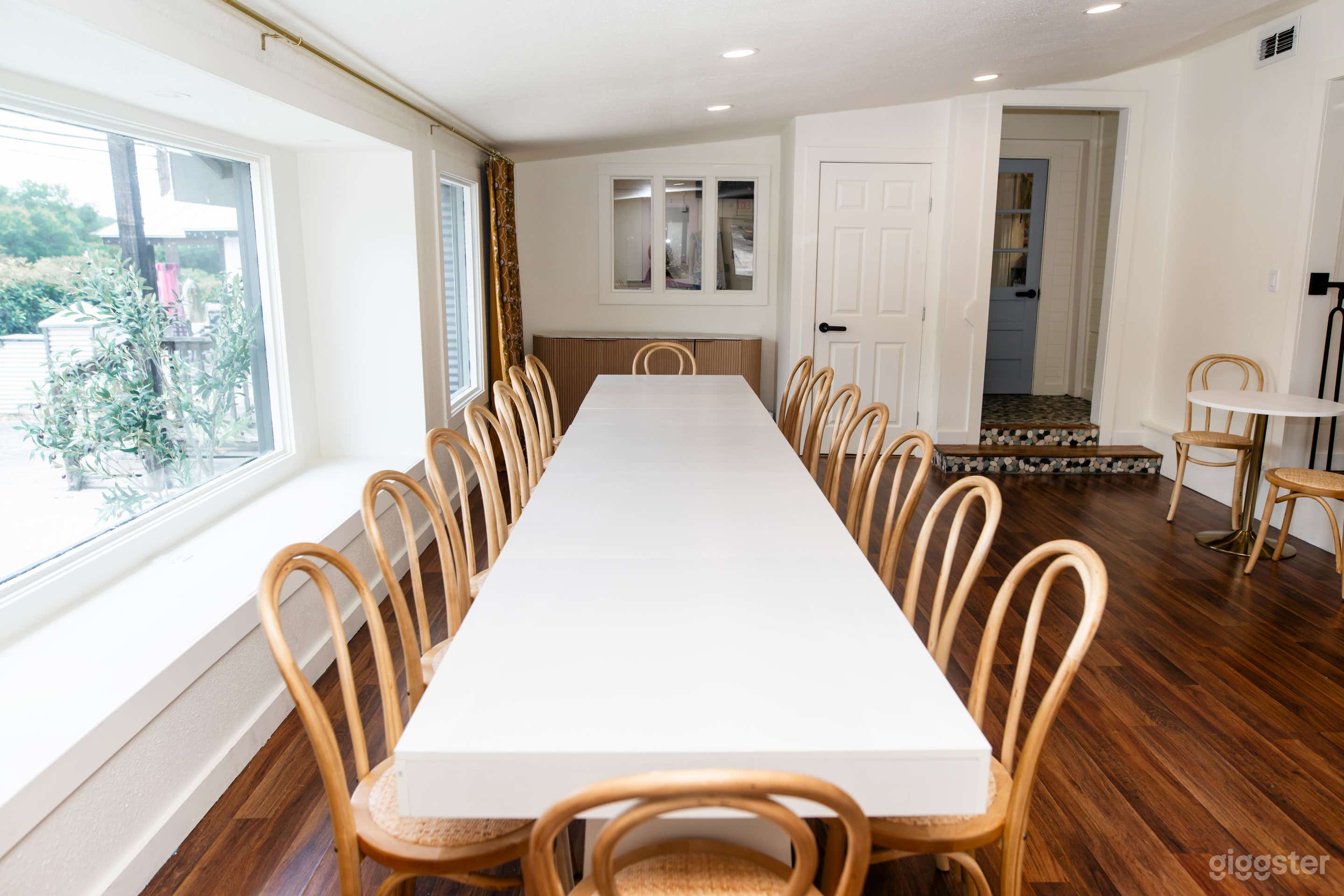 Stylish Intimate Event Venue for Up to 50 Guests Photo 2