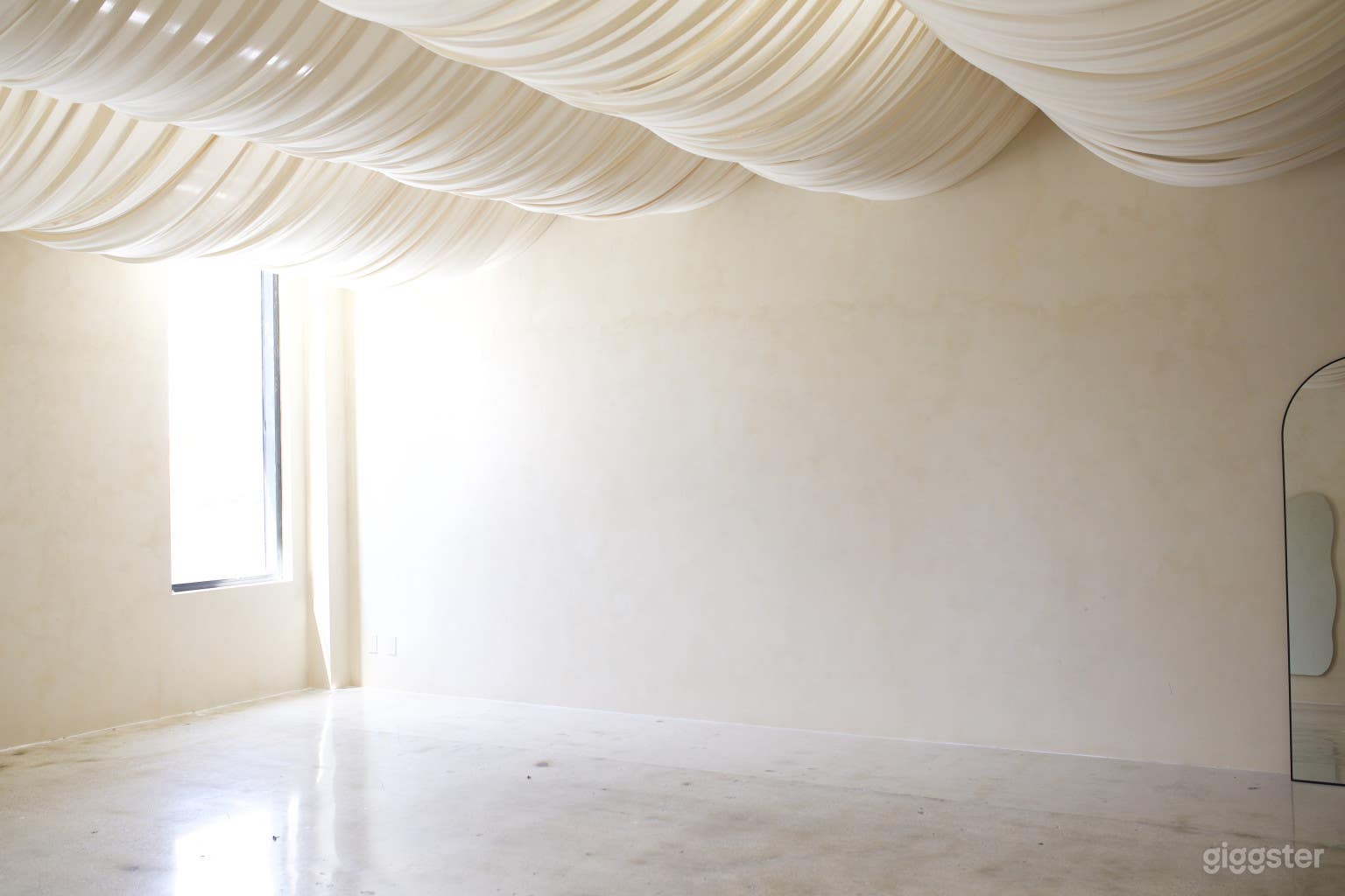 Oasis a blank canvas for your creative vision Photo 2