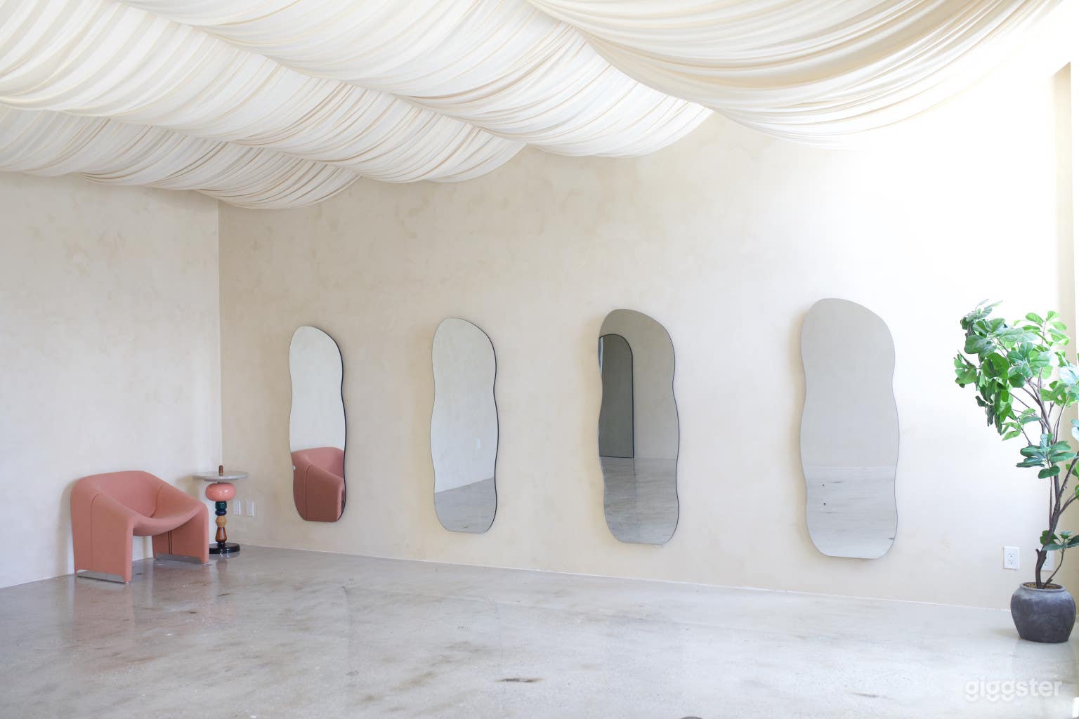 Oasis a blank canvas for your creative vision Photo 1