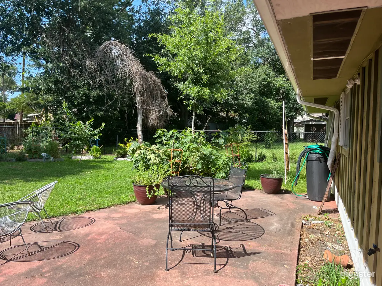 Green &amp; Trees Large Lot &amp; Ranch-style classic interior Photo 1