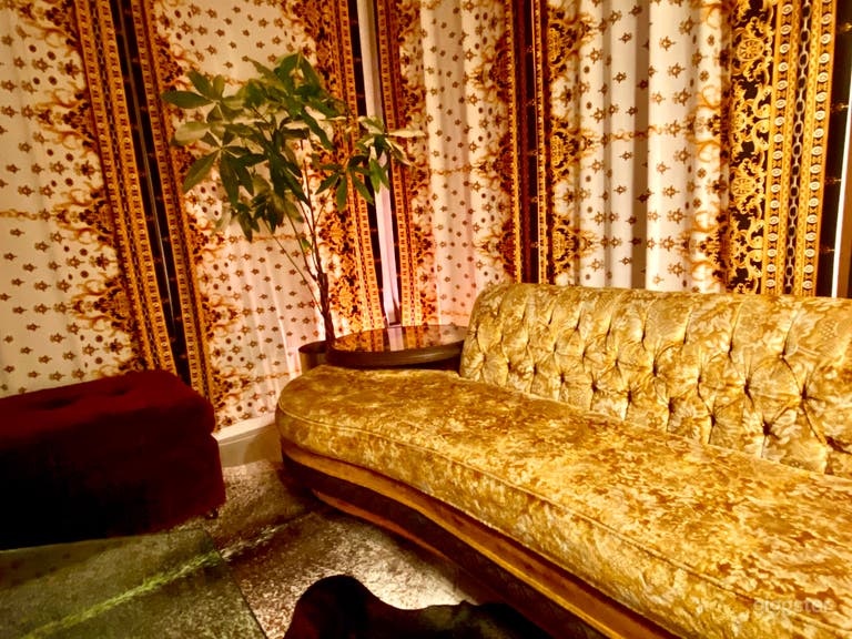  GORGEOUS RETRO LOFT W VINTAGE VIGNETTES 