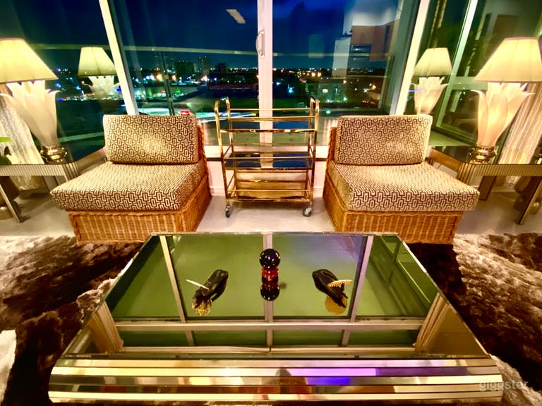  GORGEOUS RETRO LOFT W VINTAGE VIGNETTES 