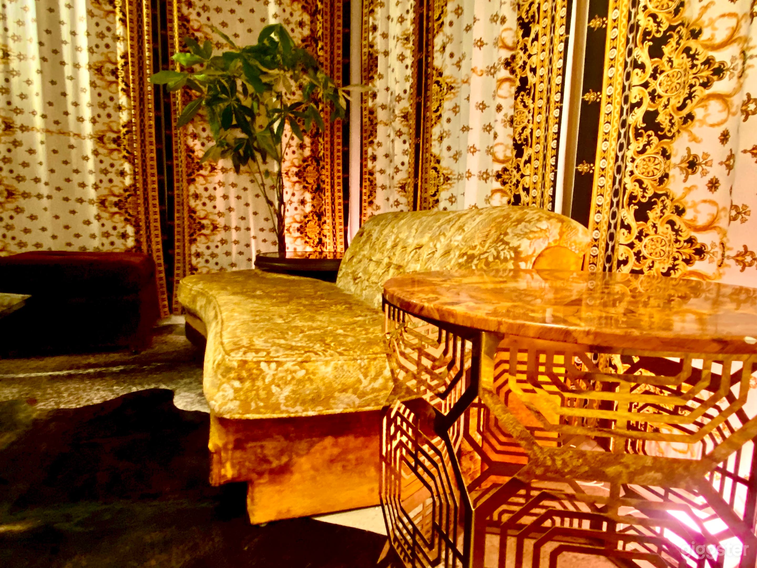 GORGEOUS RETRO LOFT W VINTAGE VIGNETTES Photo 3