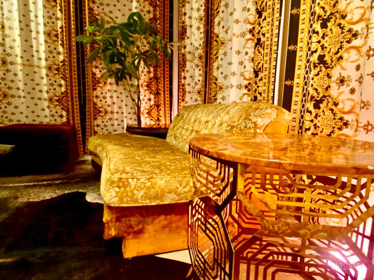  GORGEOUS RETRO LOFT W VINTAGE VIGNETTES 