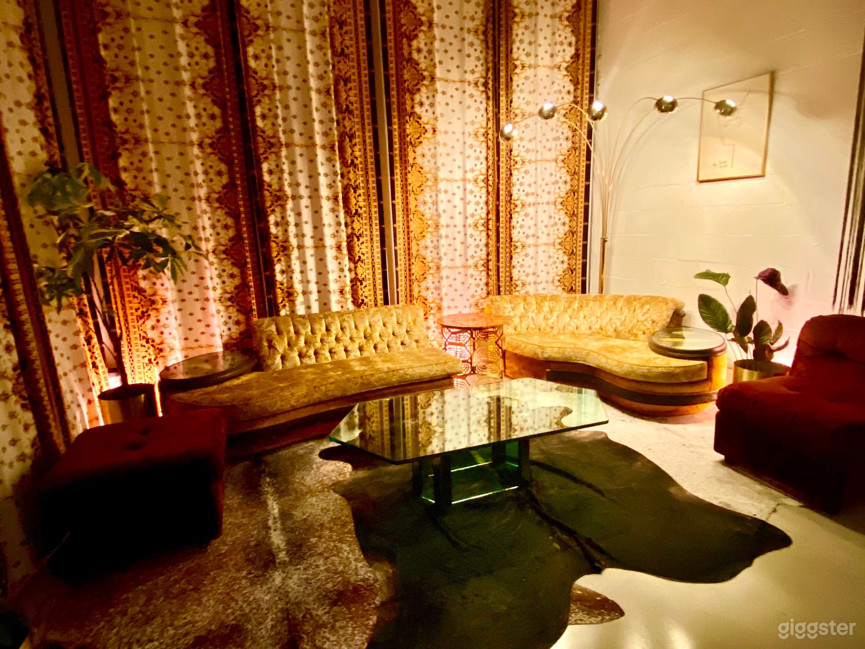 GORGEOUS RETRO LOFT W VINTAGE VIGNETTES Photo 2