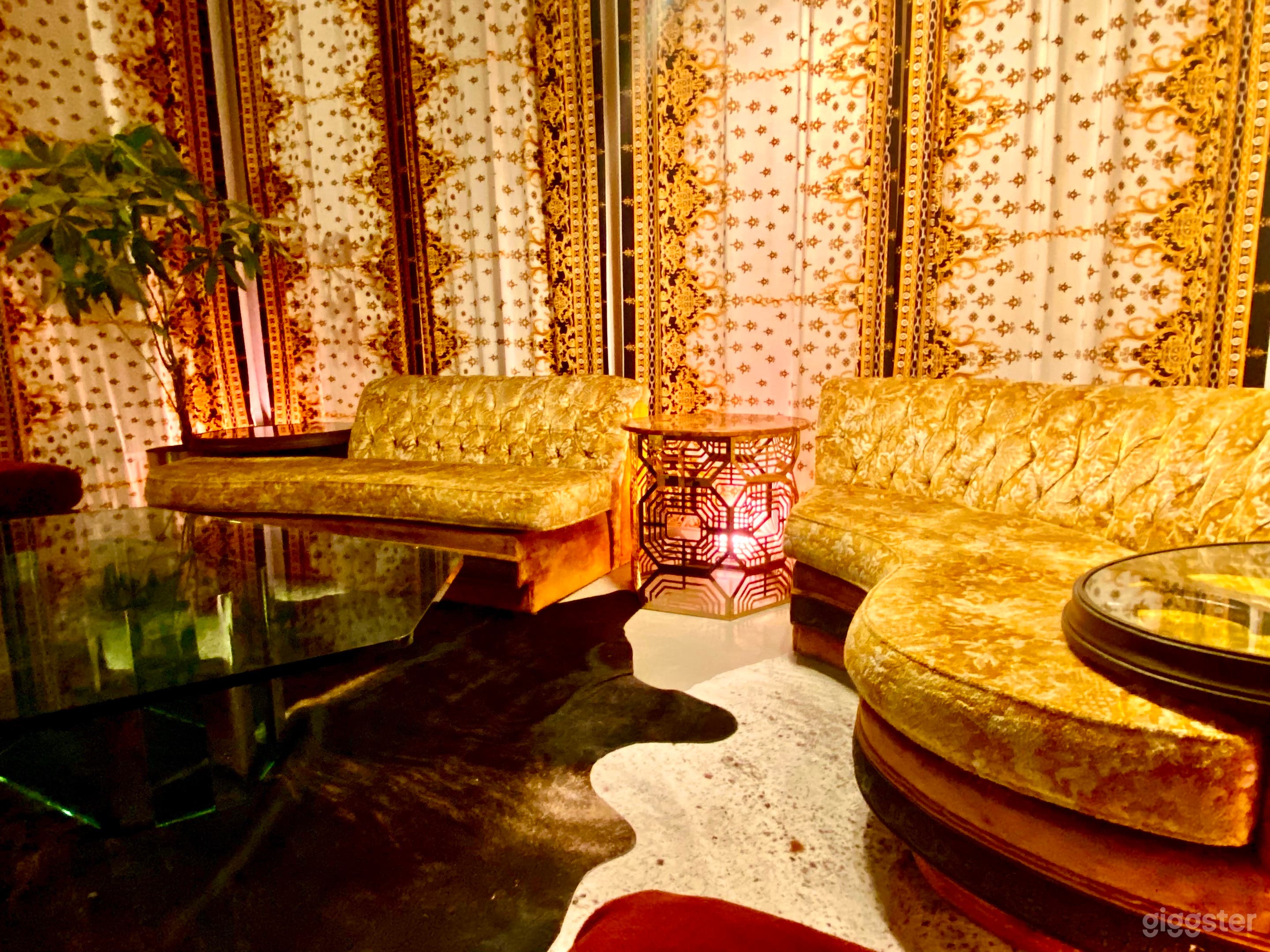 GORGEOUS RETRO LOFT W VINTAGE VIGNETTES Photo 1